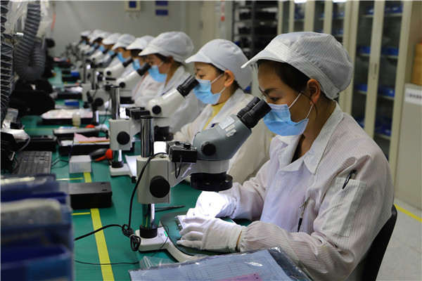 军品微组装生产线女员工形成一条亮丽的风景线2.jpg