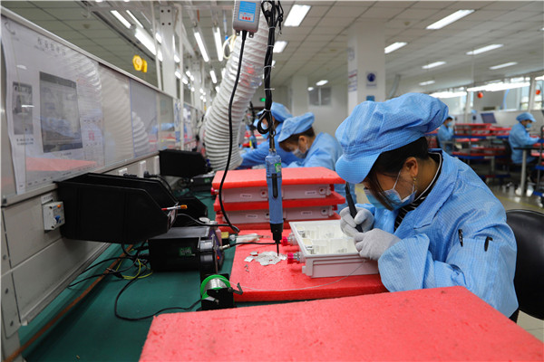 民品生产线女员工做产品焊接.jpg