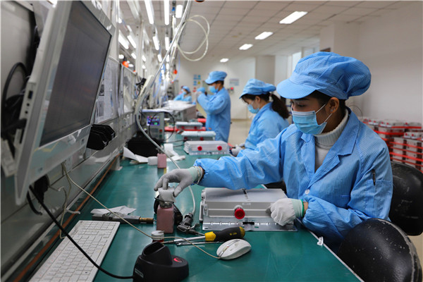 民品生产线女员工做产品外观检查.jpg
