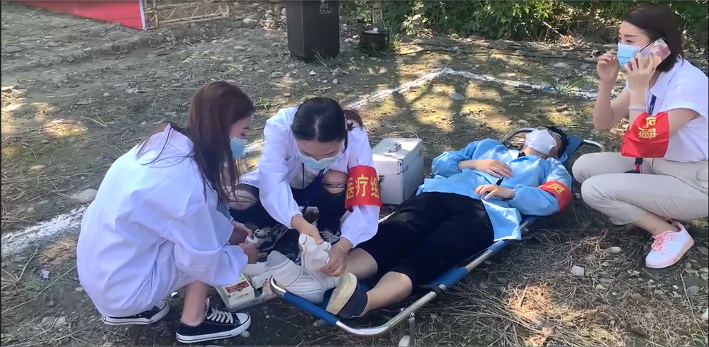 医疗组对受伤员工现场进行救助.png